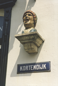 605994 Afbeelding van een gaper aan de zijgevel van het pand Voorstraat 5 te Vianen, met daaronder het straatnaambord ...